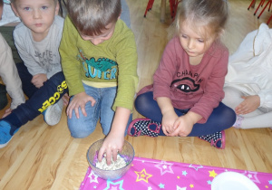 Dzieci sprawdzają, co kryje w sobie dynia